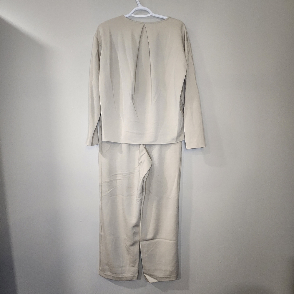 Uniqlo Matching Set Top and Bottom - Picture 4 of 8